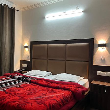 Hotel Premier Mall Road Manali Bagian luar foto