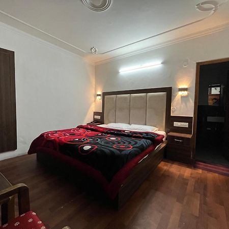 Hotel Premier Mall Road Manali Bagian luar foto