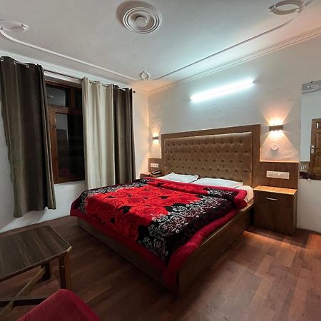 Hotel Premier Mall Road Manali Bagian luar foto