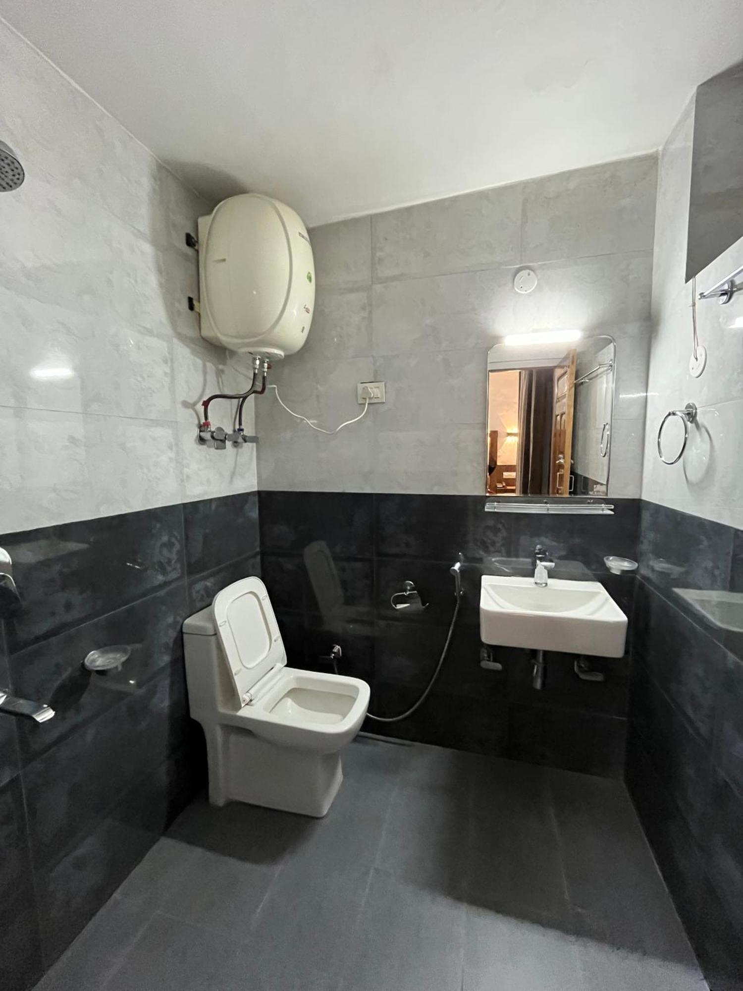 Hotel Premier Mall Road Manali Bagian luar foto