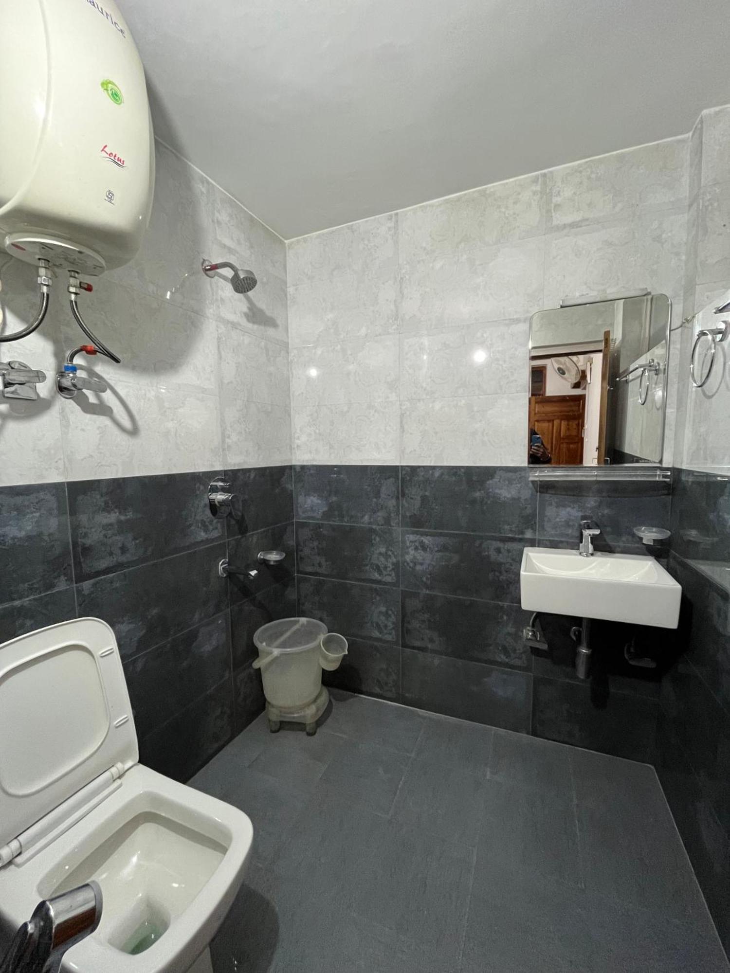Hotel Premier Mall Road Manali Bagian luar foto