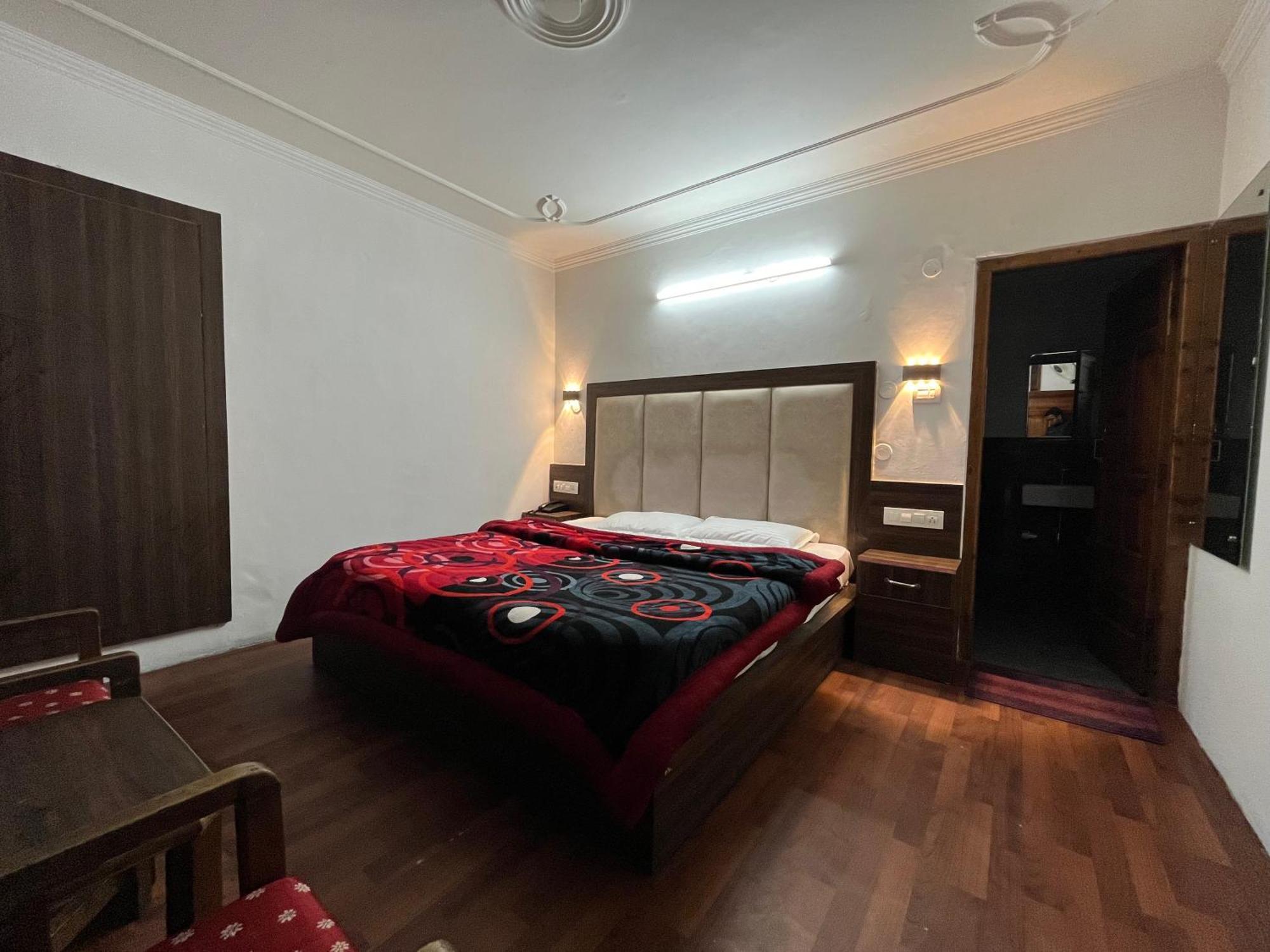 Hotel Premier Mall Road Manali Bagian luar foto