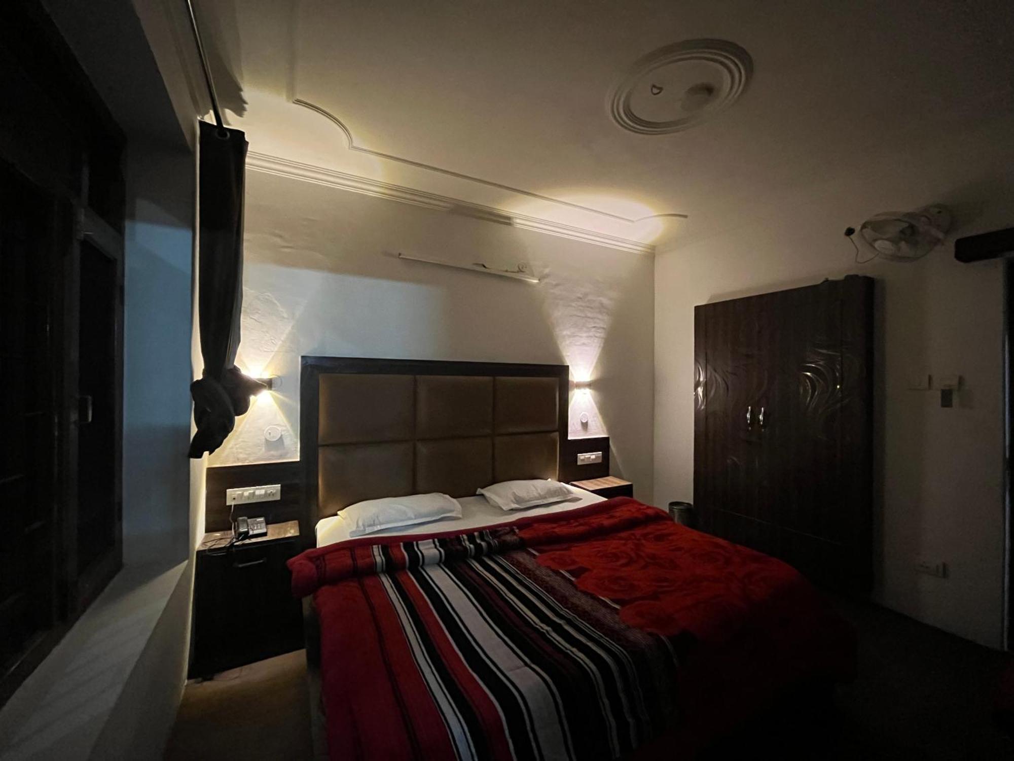 Hotel Premier Mall Road Manali Bagian luar foto