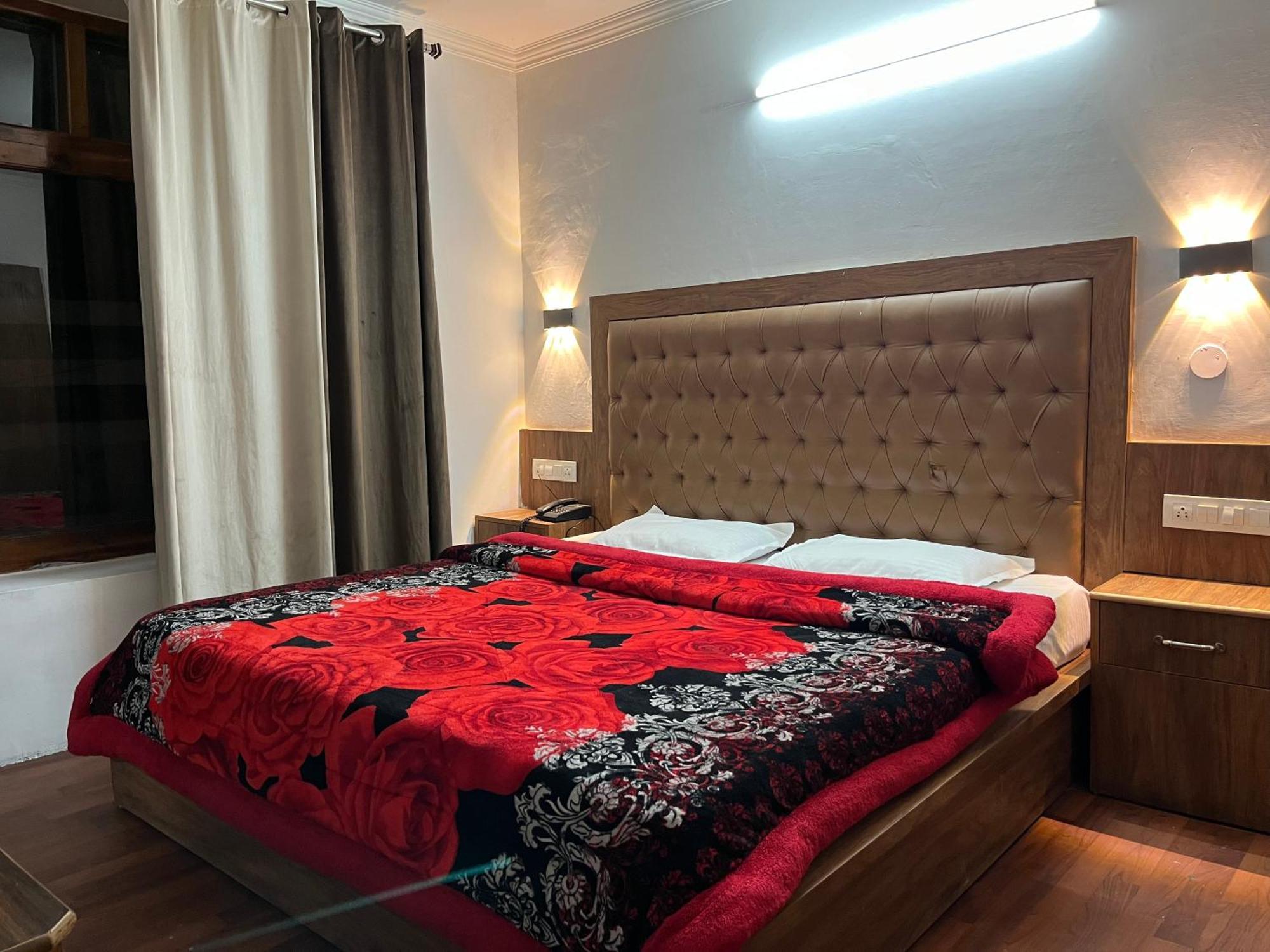 Hotel Premier Mall Road Manali Bagian luar foto