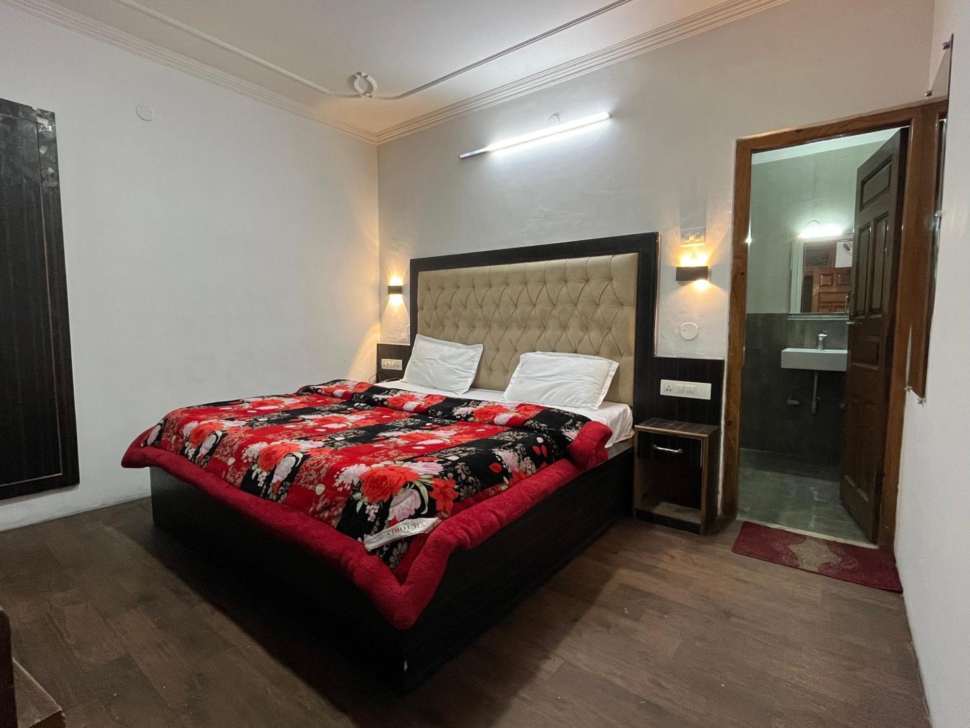 Hotel Premier Mall Road Manali Bagian luar foto