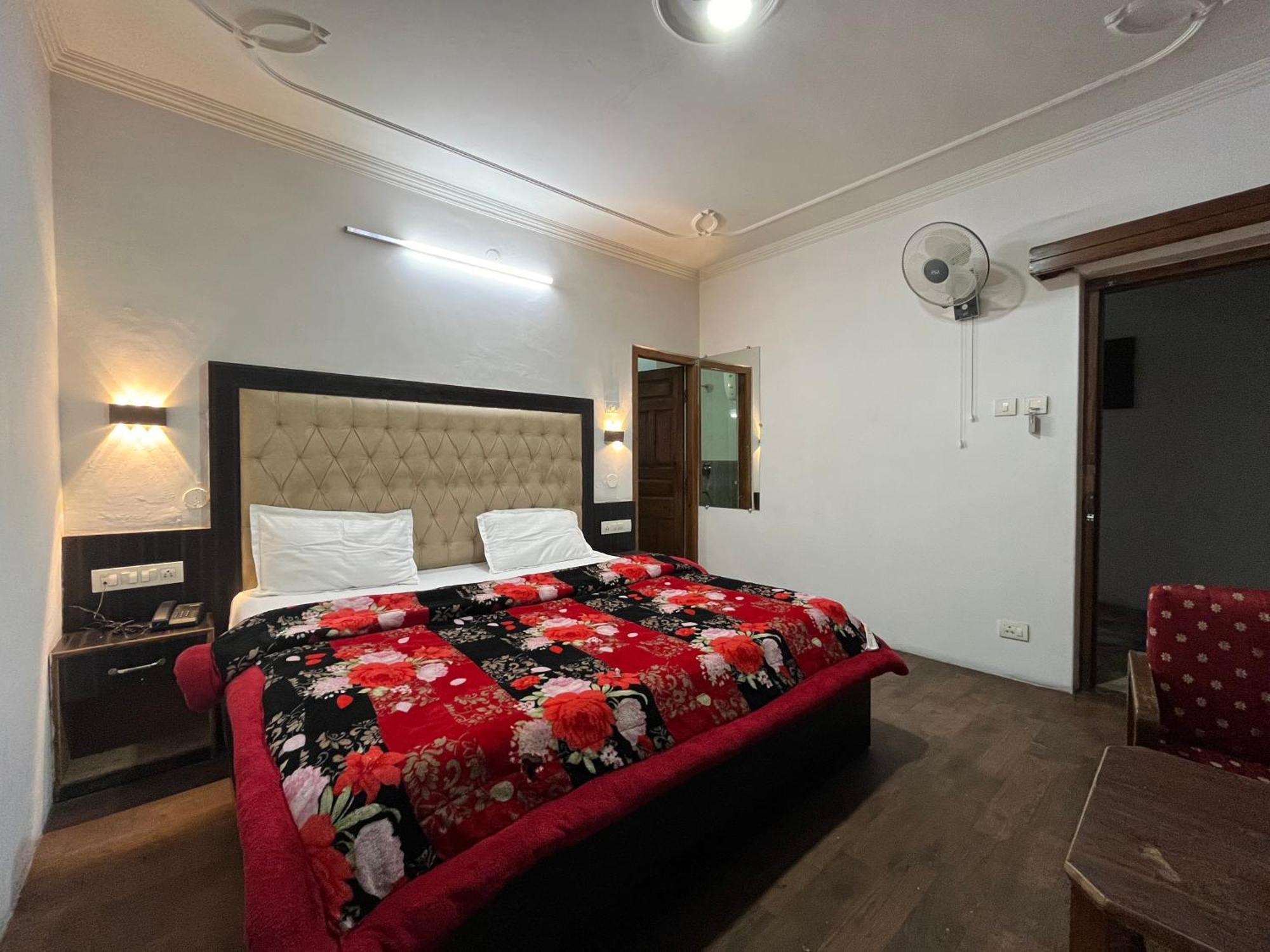 Hotel Premier Mall Road Manali Bagian luar foto