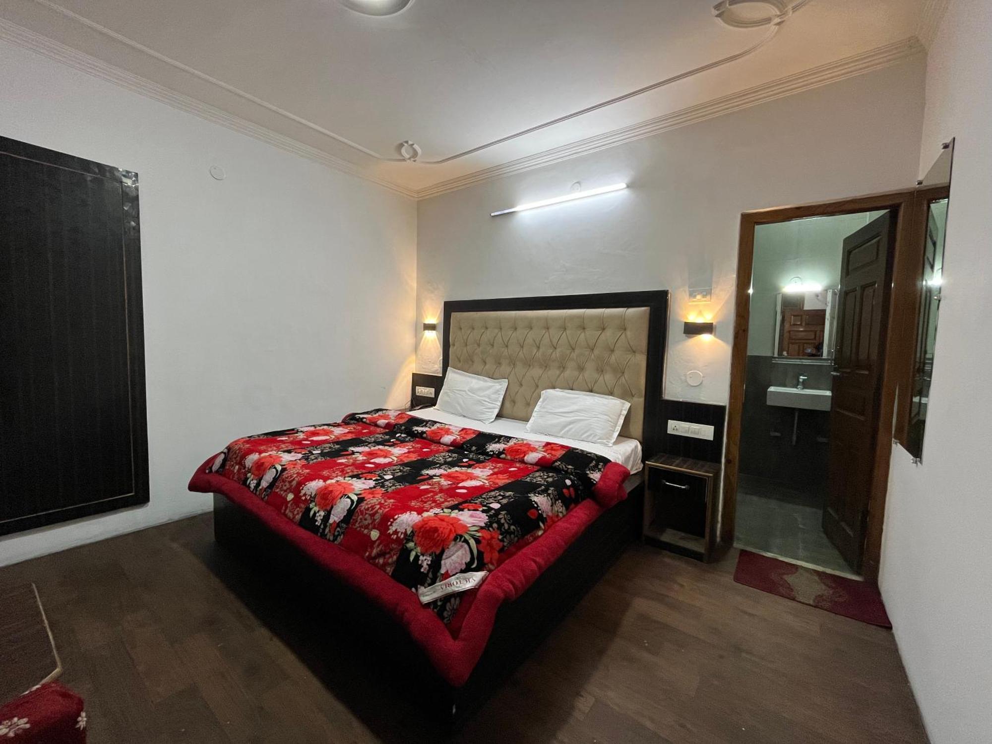 Hotel Premier Mall Road Manali Bagian luar foto