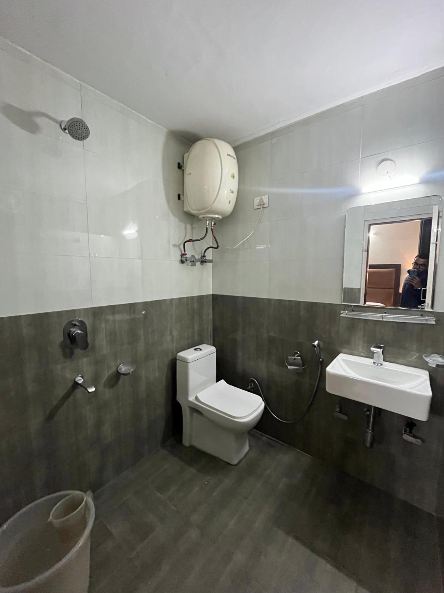 Hotel Premier Mall Road Manali Bagian luar foto