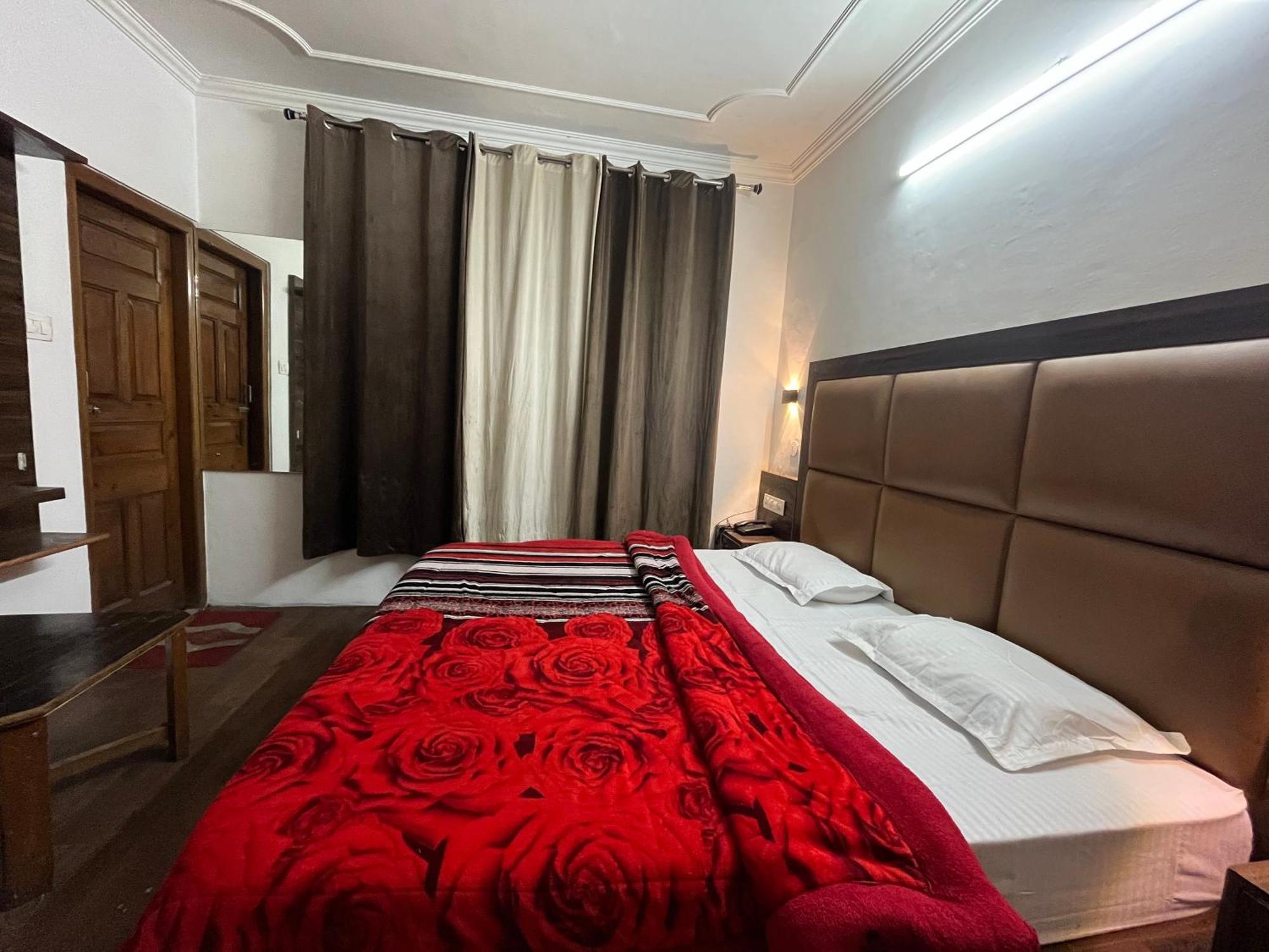 Hotel Premier Mall Road Manali Bagian luar foto