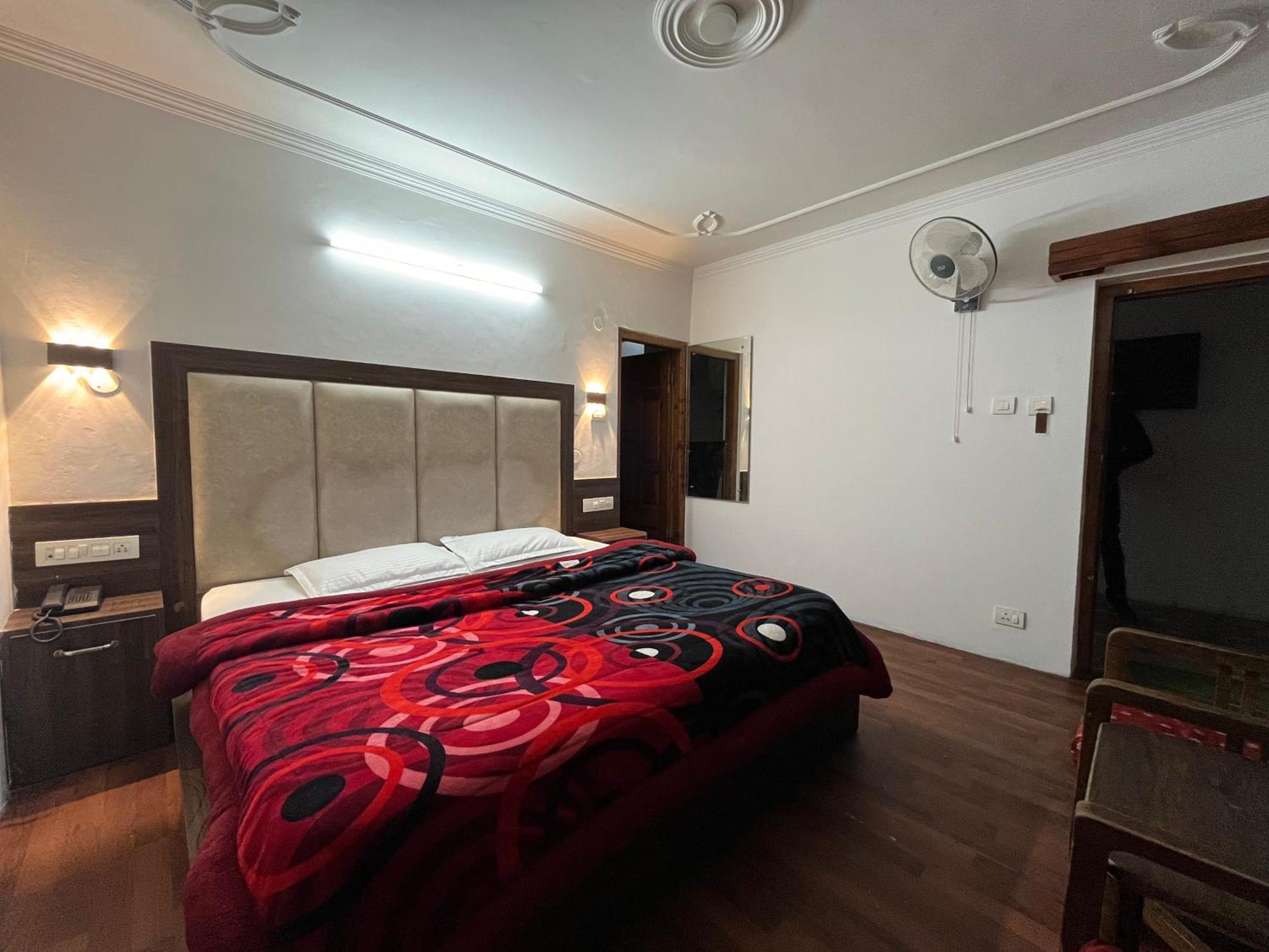 Hotel Premier Mall Road Manali Bagian luar foto