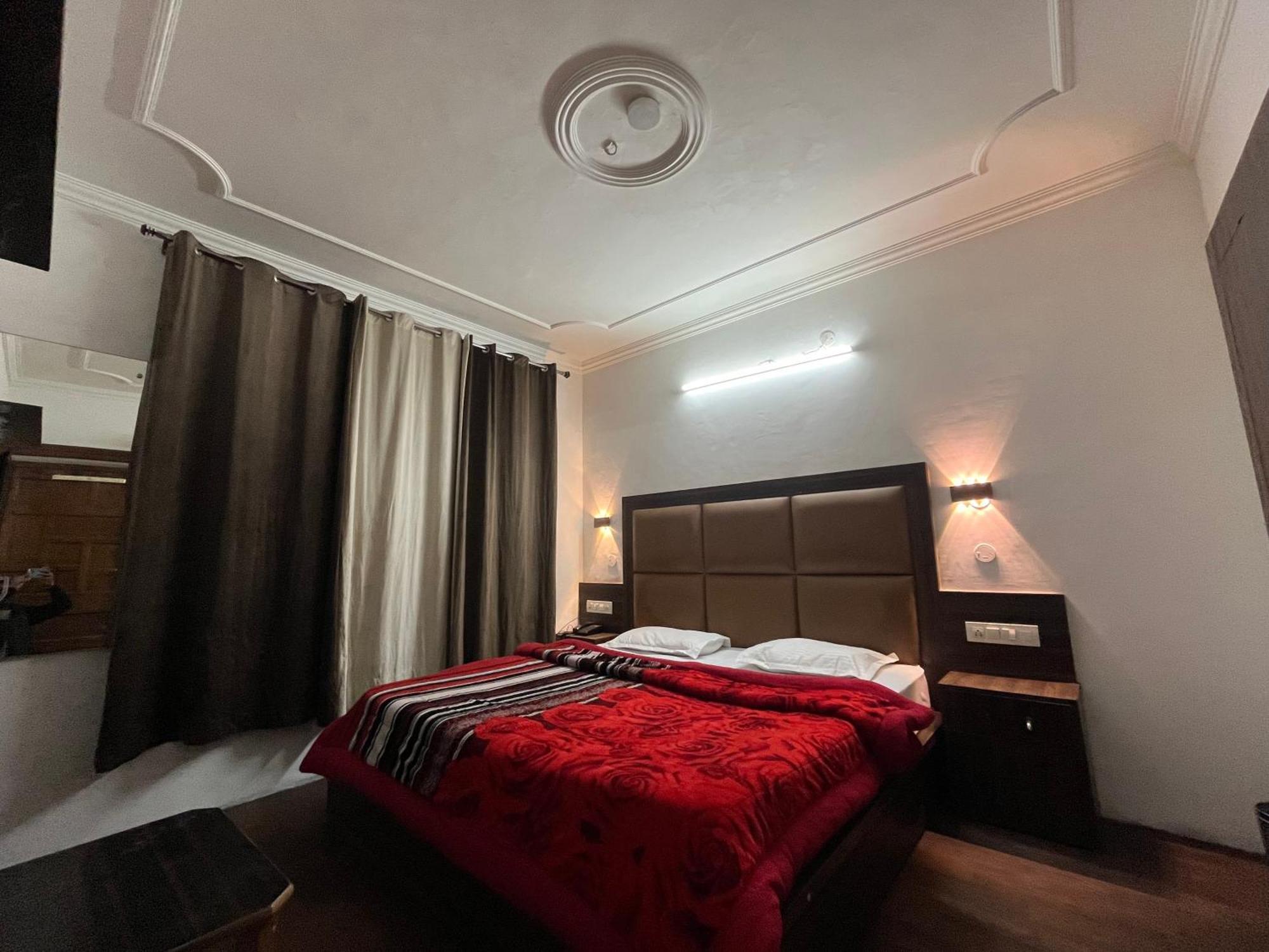 Hotel Premier Mall Road Manali Bagian luar foto