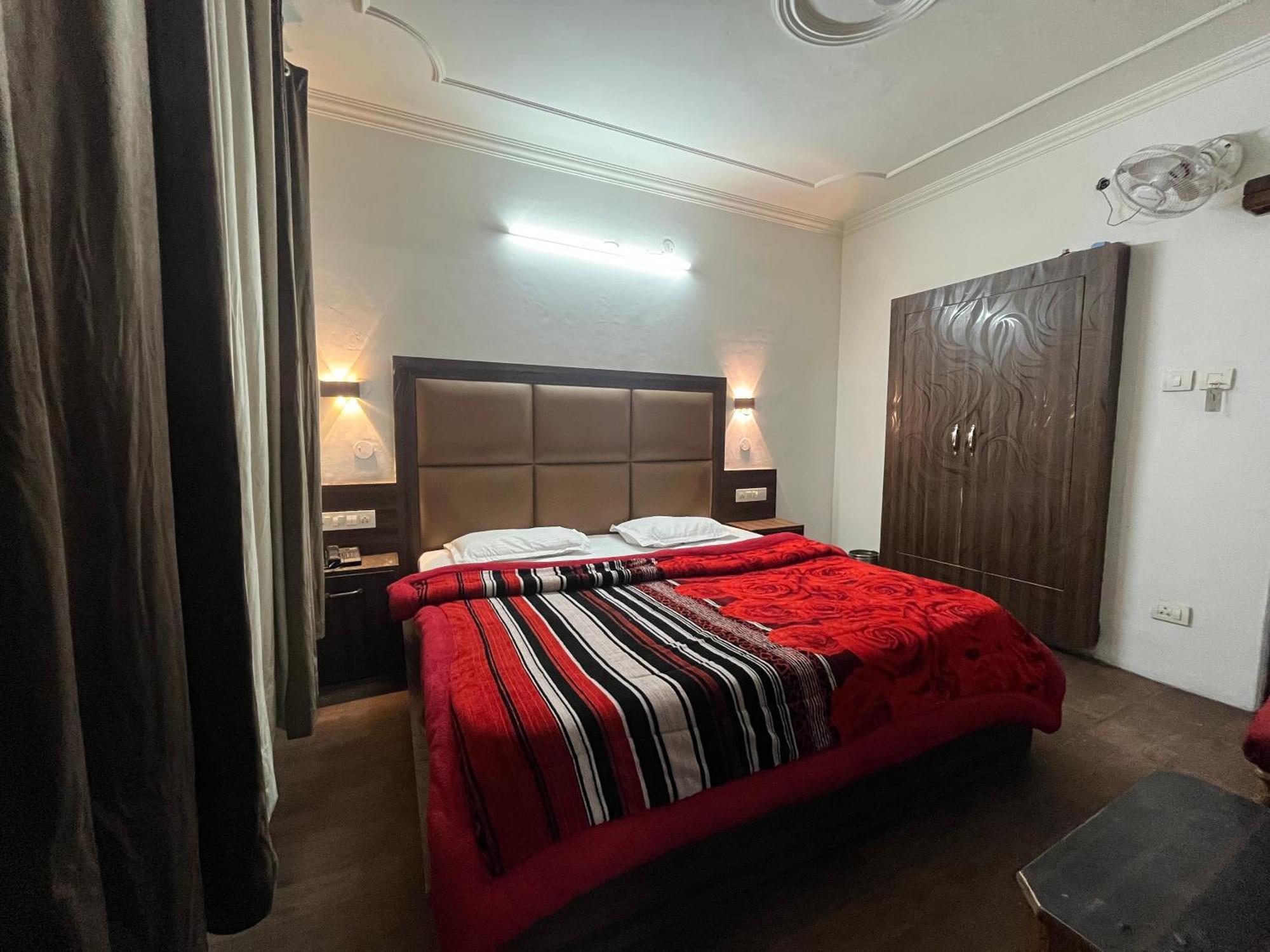 Hotel Premier Mall Road Manali Bagian luar foto