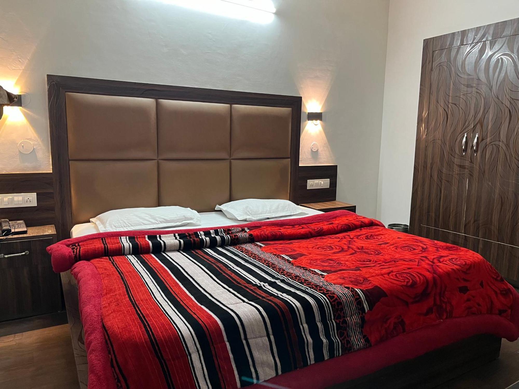 Hotel Premier Mall Road Manali Bagian luar foto