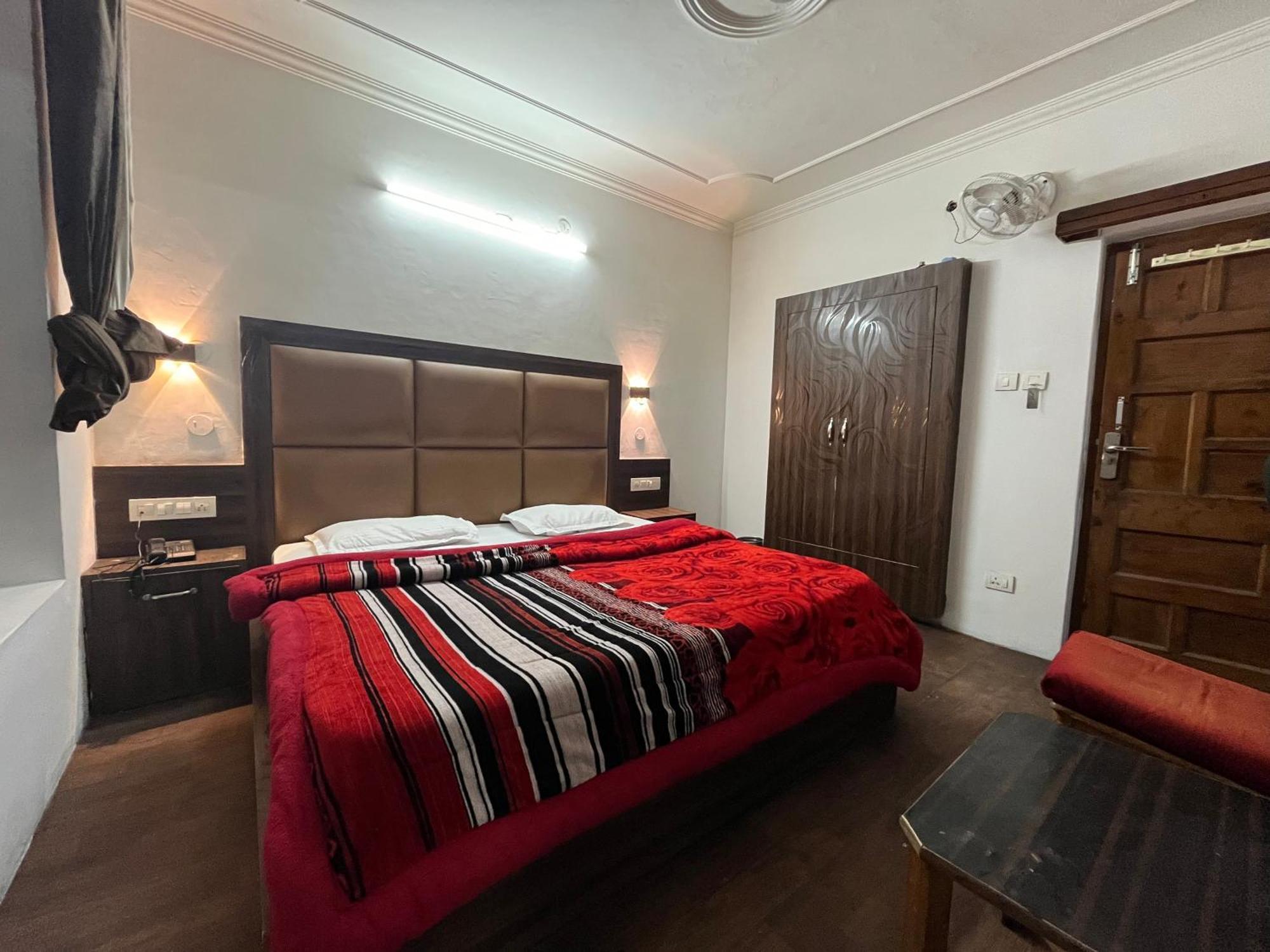 Hotel Premier Mall Road Manali Bagian luar foto