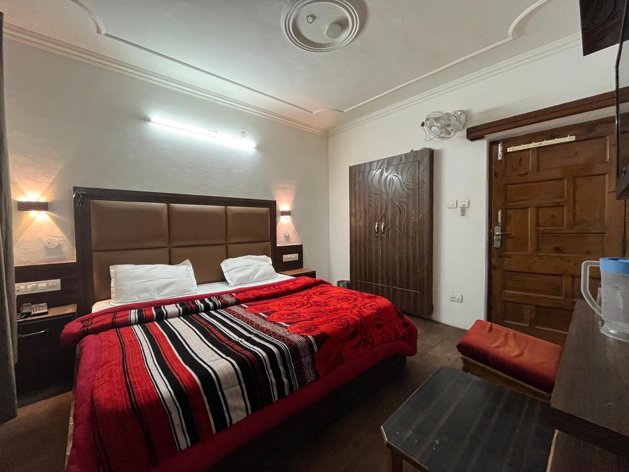 Hotel Premier Mall Road Manali Bagian luar foto