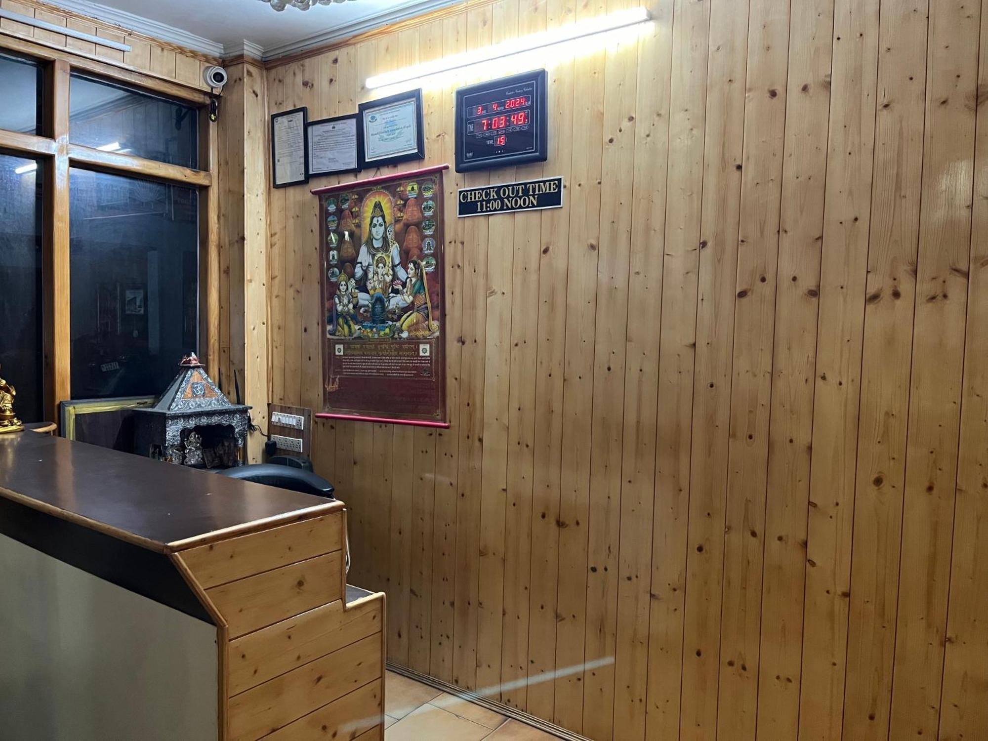 Hotel Premier Mall Road Manali Bagian luar foto